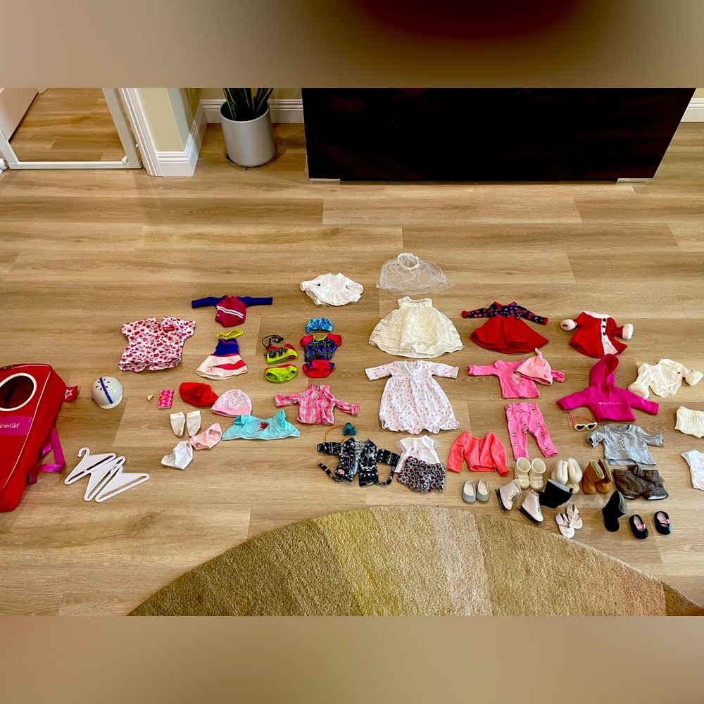 American Doll Lots of clothes and accessories - Picture 1 of 3